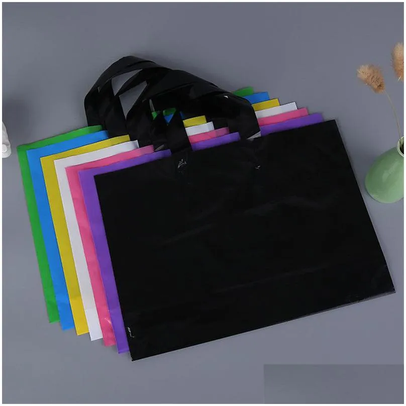 Sacs d'emballage Boutique en plastique avec poignée Couleur unie Vêtement/Vêtements/Emballage cadeau Sac Articles de fête Logo personnalisé Imprimé Disponible D Dh6O0