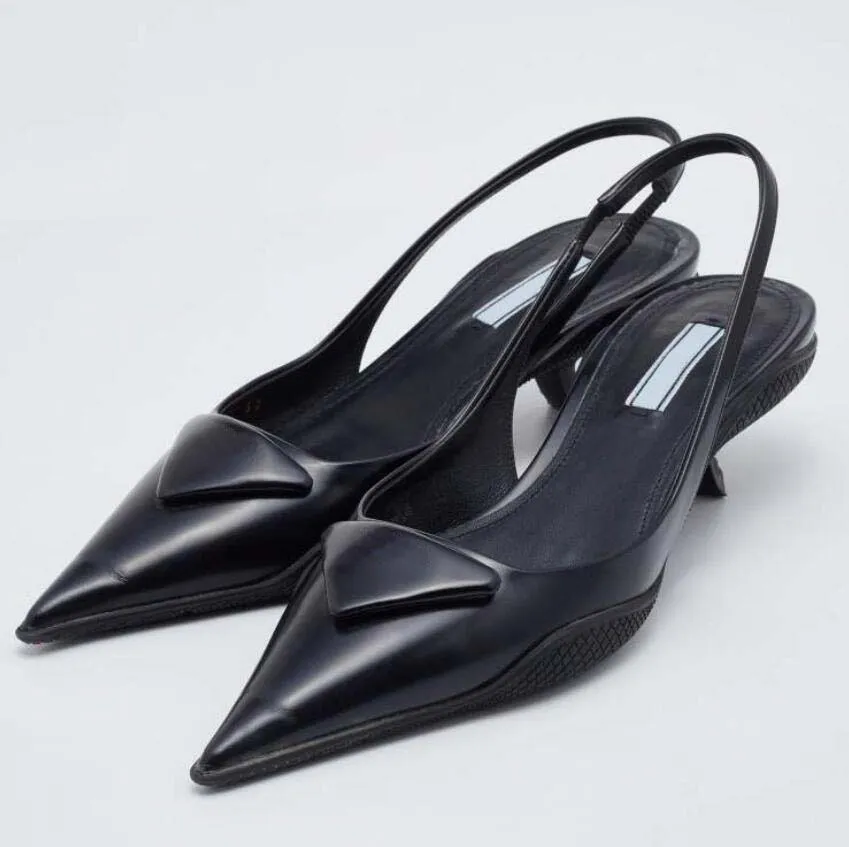 Women Sandal Low Heel Triangle مصحوب بالجلد الجلود الأسود Pointe Toe Sling Back Designer Pumps Rubber Sole مع صندوق 35-42