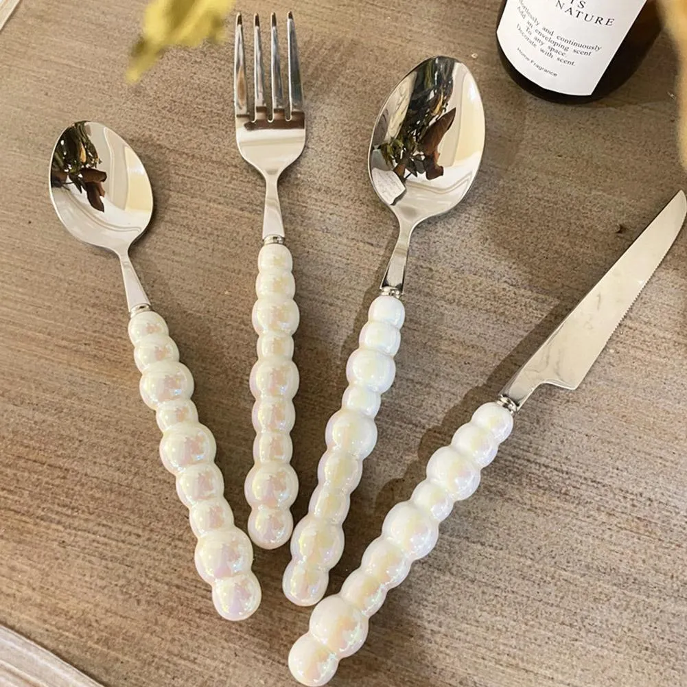 Servis uppsättningar Europe Fashion Pearl Cutlery Set rostfritt stål Kreativitet Knivsked Skedhandtag Keramikgaffel Tabellesuppsättning Set Flatware 230518