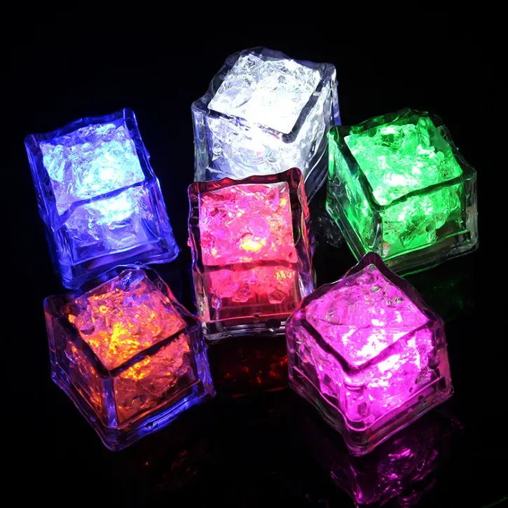 Последние кубики светодиодного льда ярко светятся, когда они входят в воду красочные мигающие фонари для кубика льда, необходимые для вечеринок