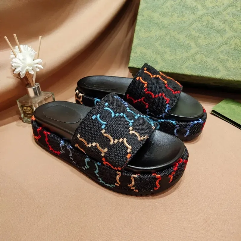 Kvinnors designer tofflor Sliders Platform Sandaler Fashion Embroidered Mid Heel High 55mm Canvas Strap Beach Slides Shoes With Box