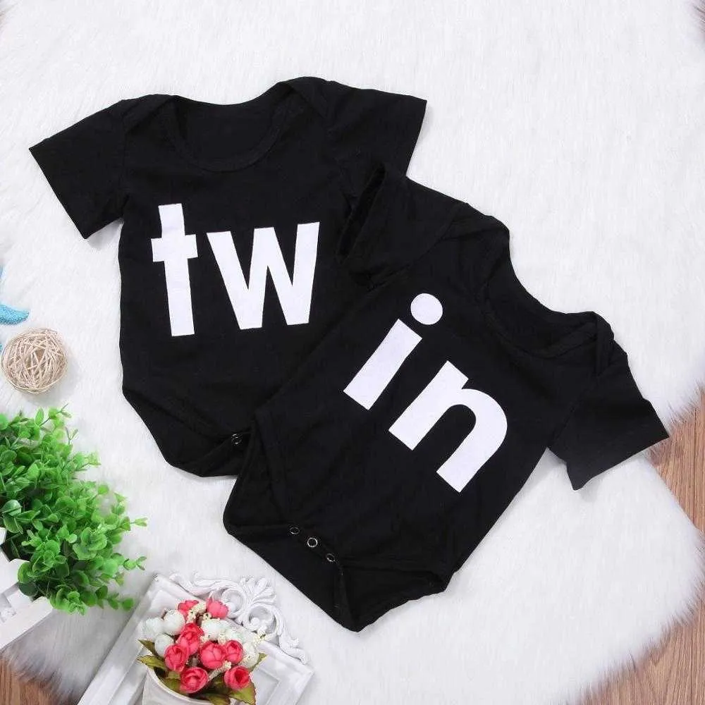 Familjsmatchande kläder TW i brevtryck Nyfödda pojkar och flickor svart bodysuit tvilling bodysuit hipster babykläder 0-24m G220519