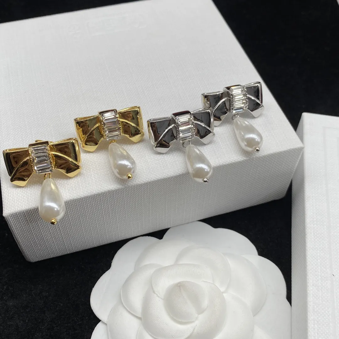 Серьги для жемчужины с новым луком для женщин для женщин в стиле свежие модные серебряные серьги с серебряными таблицами оптом