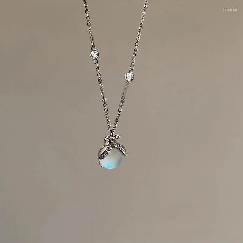 Naszyjniki wisiorek Modna kamień księżycowy Naszyjnik Decker 2023 Koreański cyrkon Znakomity glowworm dla kobiet biżuteria dla dziewcząt