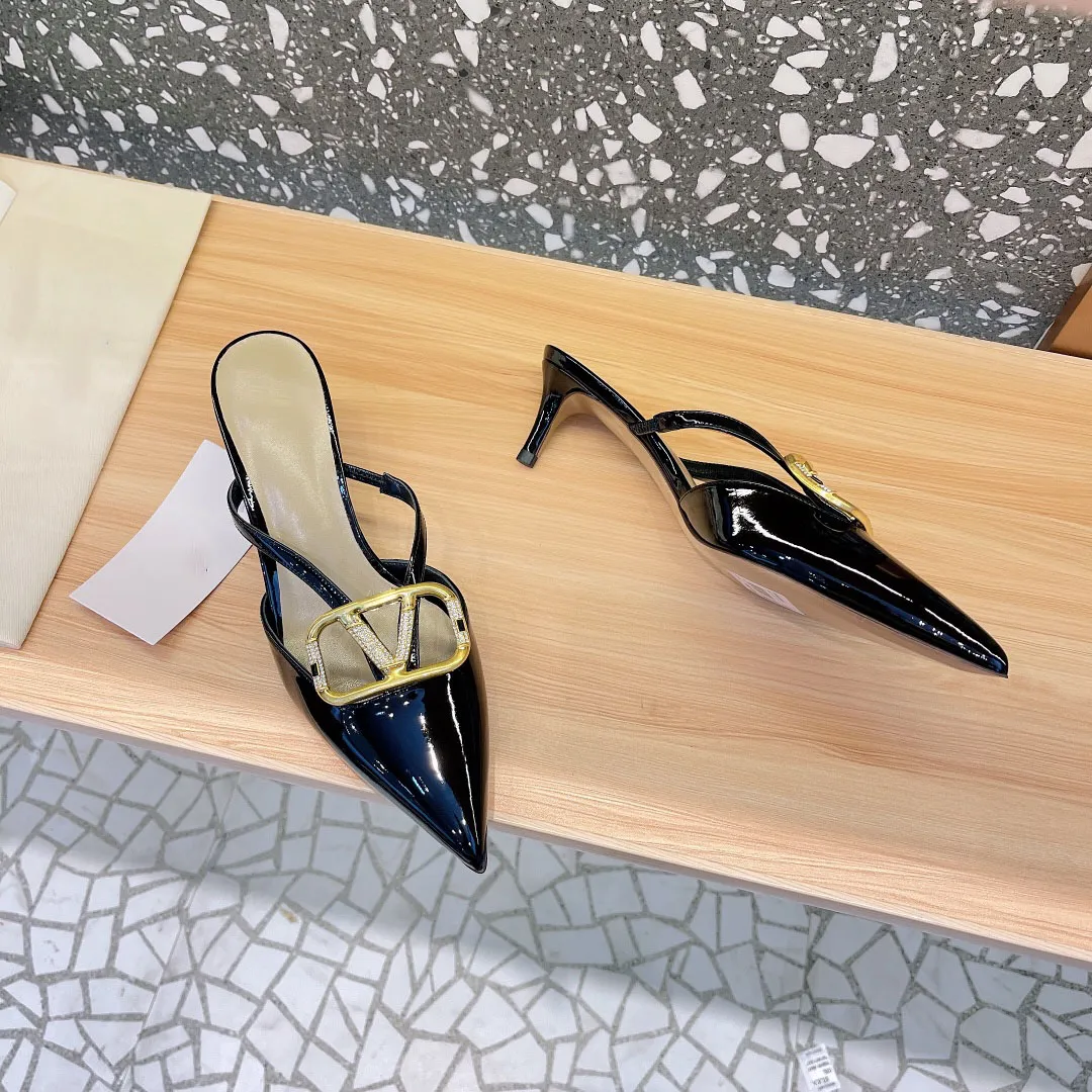 新しいファッションメタルロゴ装飾デザインスリッパ、エレガントな気質クラシックスタイルサンダルプラットフォームデザイナー工場靴ベルトボックス