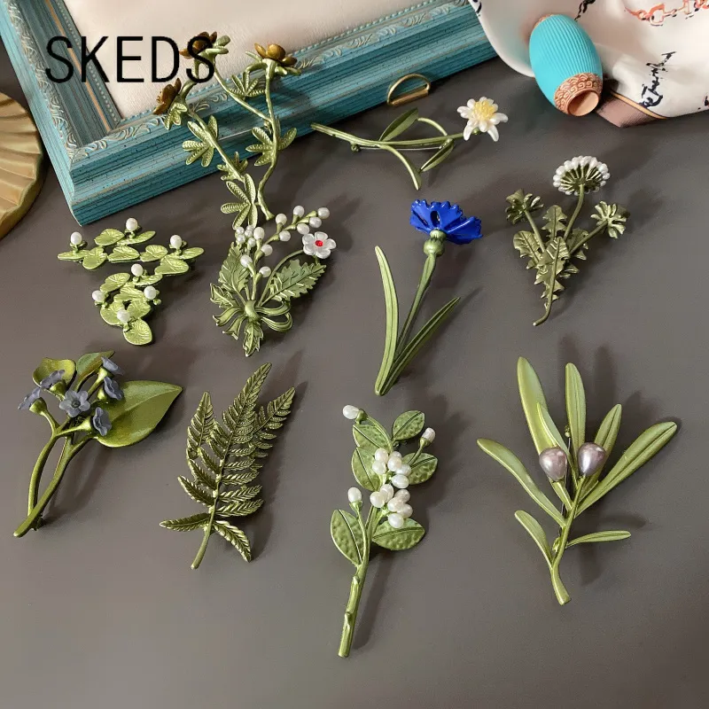 SKEDS Women Vintage Flower Pearl Brooches Pins Palace Enamel Plant Brooch Pin Corsage Lady Wedding Party Elegant Badges Jewelry