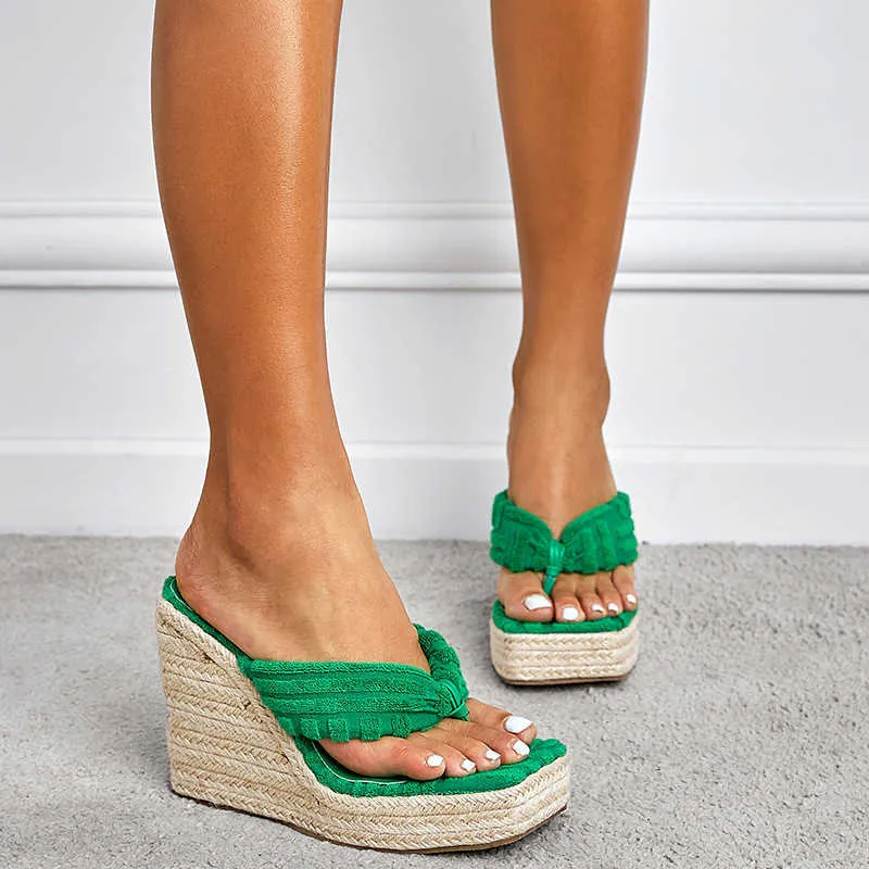 Tofflor sandaler kvinna sommar nya flip-flops sexiga t-scen catwalk modeller europeisk amerikansk stil lyx mode plattform kil kilo skor j230519