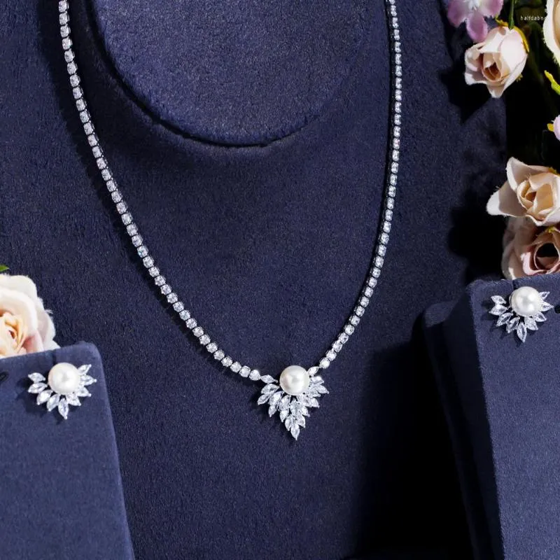 Collier boucles d'oreilles ensemble BeaQueen femmes qualité élégante perle et cristal blanc Zircon cubique mariée pour cadeau de mariage JS308