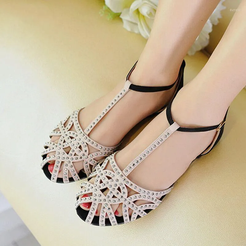 Сандалии 2023 Женская Т-образная полоса Baotou Hollow Crinestone Crystal Flat Bugle Shoes Roman Beach Summ Sz 34-41