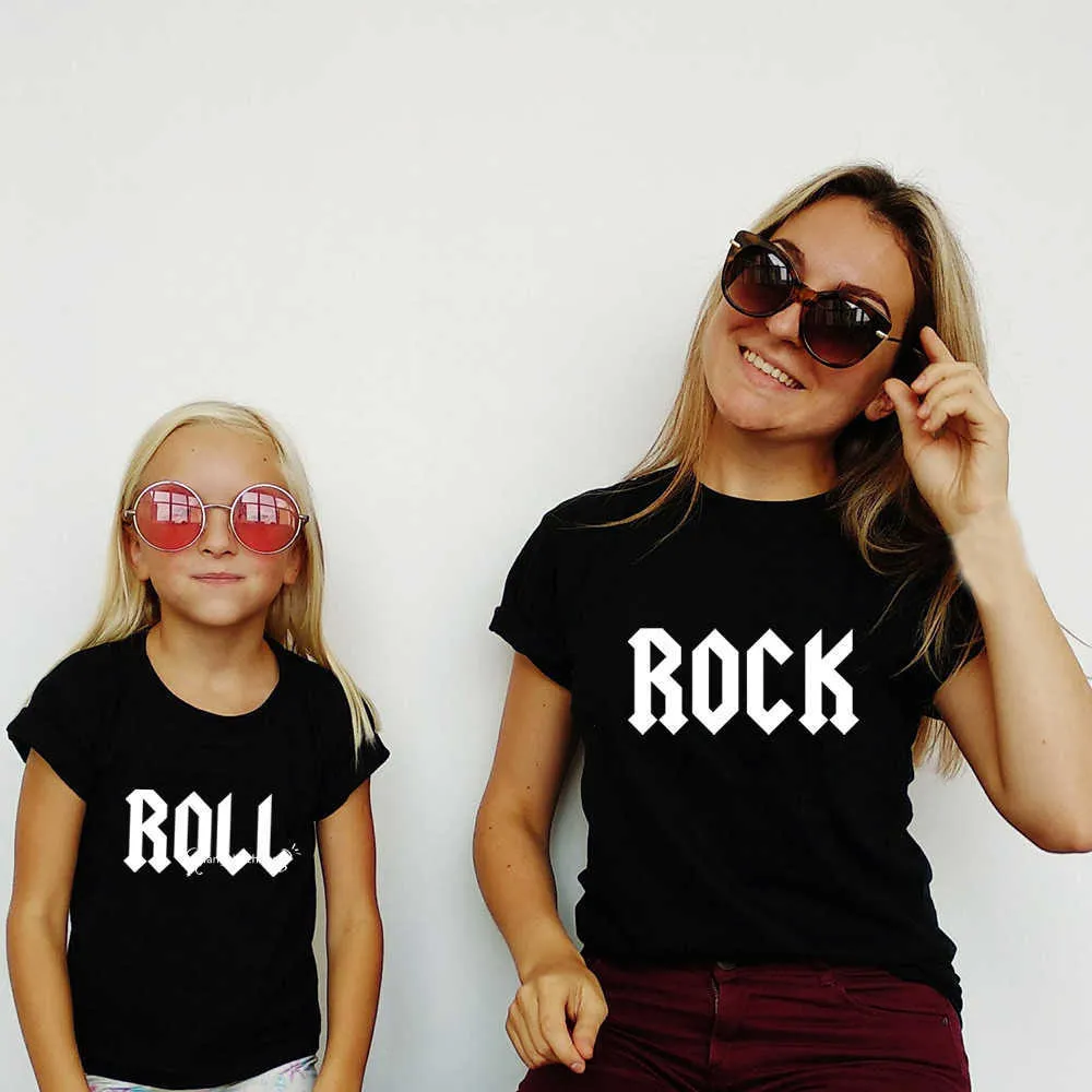 Family Outfits Fun Rock N Roll Family T-shirt Cotton Mom Pappa och jag skjorta Natural Rock Baby Bodysuit Family Utseende Father Children's Clothing G220519
