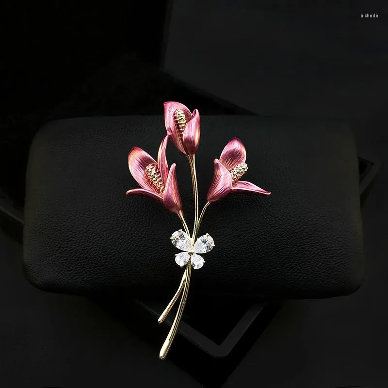 Broches Een boeket rode bloem voor vrouwen past luxe vlinder sieraden mannen badge sjaal gespog elegante pin kleding accessoires