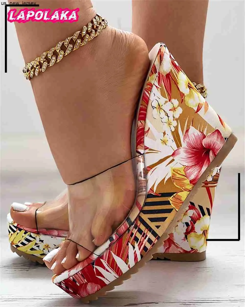 Piedi femminili outlet con zeppe