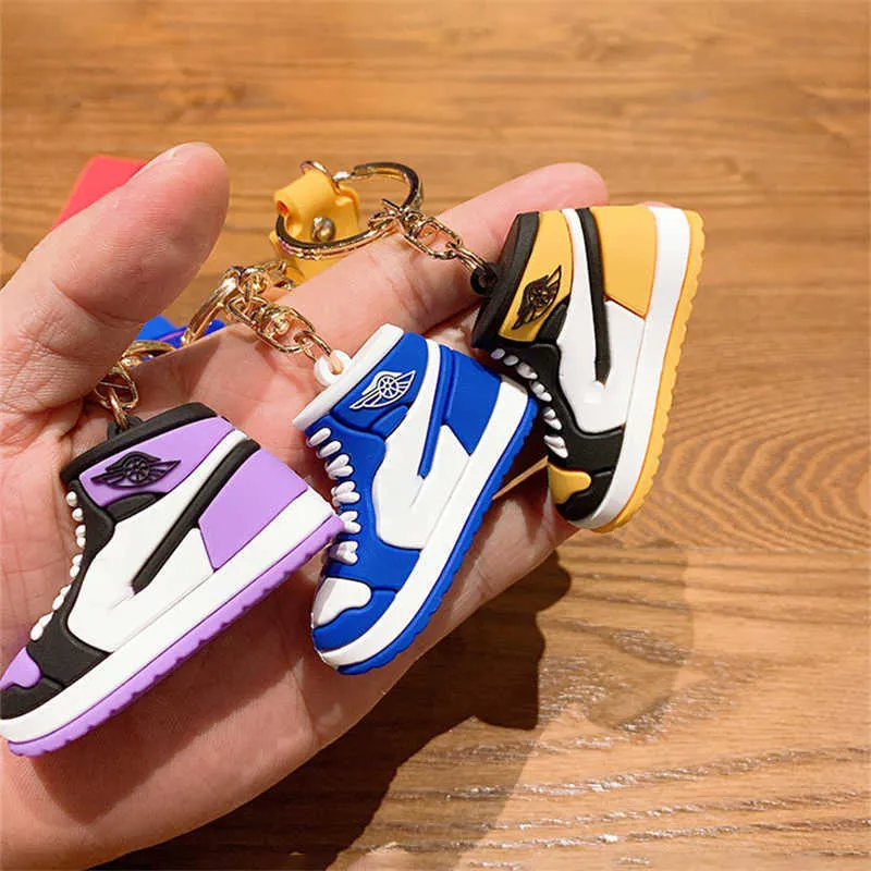 Creative New Mini Basketball Shoes Stereoskopisk modell Keychains Sneakers Entusiast Souvenirs Keyring Car Ryggsäck Present G220421