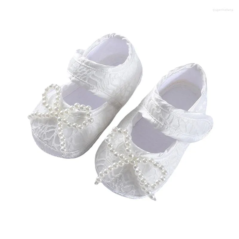 Premiers marcheurs chaussures de princesse en dentelle blanche semelle souple bébé enfant en bas âge pleine lune cent jours robe assortie née