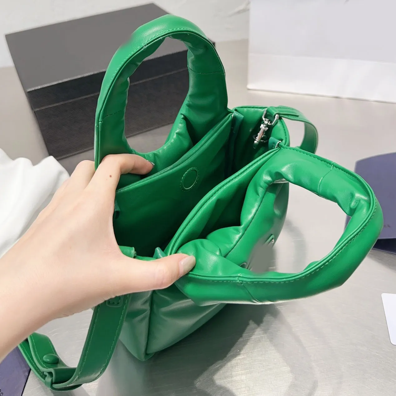 DHgate.com:Womens Luxury Designer Brand Chain Crossbody