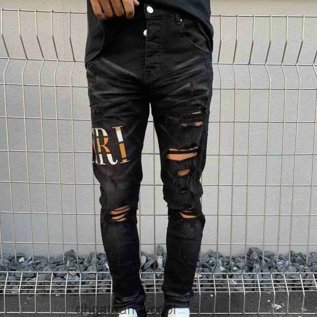 Denim amirres jeans och designer byxor man europeisk ny svart amerikansk high street bokstav broderi tvättade veck slitna hål avslappnade smala jeans qhr2