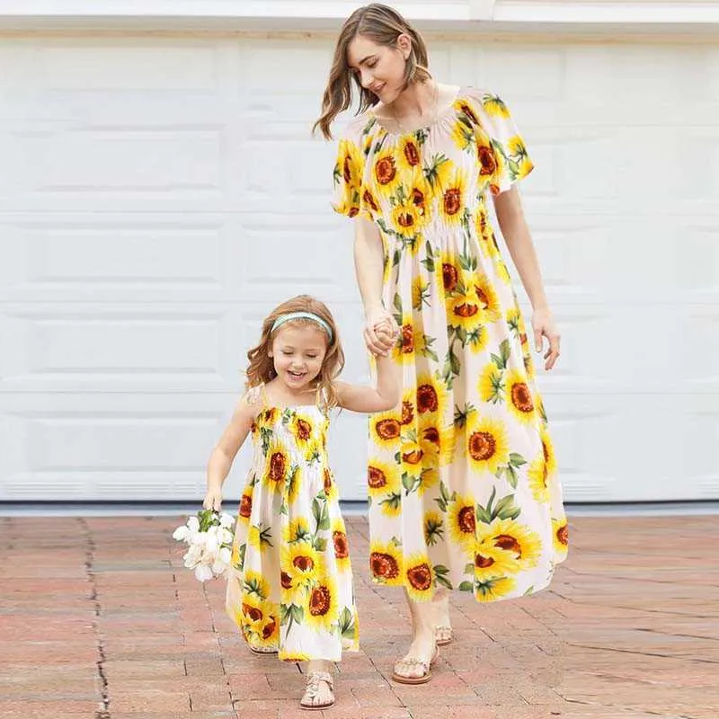 Family Matching Outfits Summer Mom and Daughter Dress Beach Sunflower Children's Dress Mother Children's Family Matching Clothing Baby Girls' Clothing 2-9Y G220519