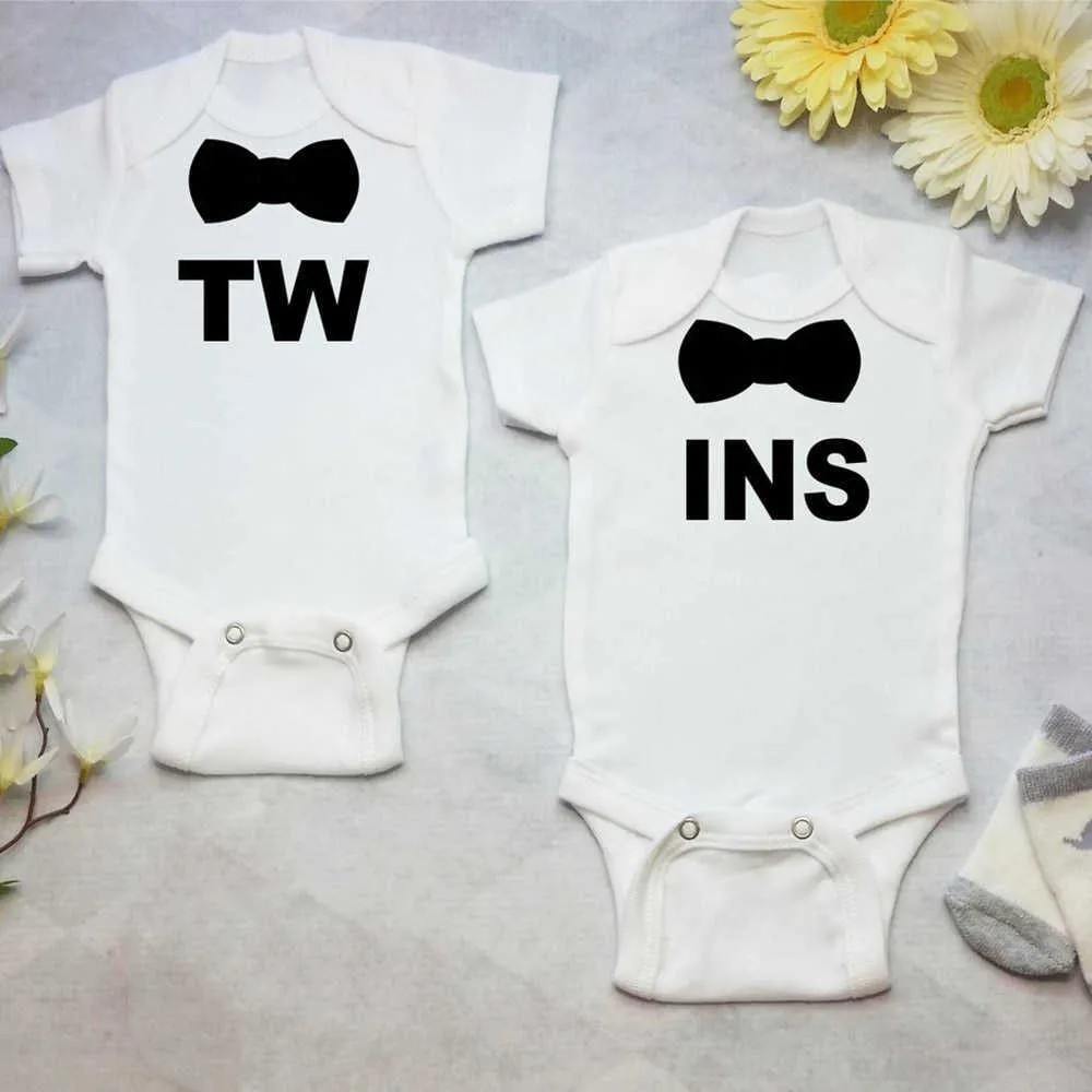 Семейные подходящие наряды Bodysuits Twin Boy Милый мальчик -близнец забрать домой наряды, соответствующие смокиненному луку.