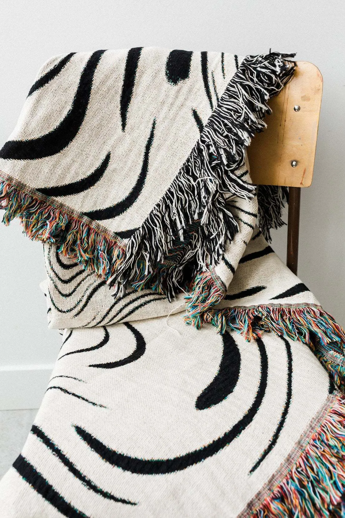 Casual Black Carpet Decor Wave Blanket Soft Sofa Leisure Throw Blanket 2024
