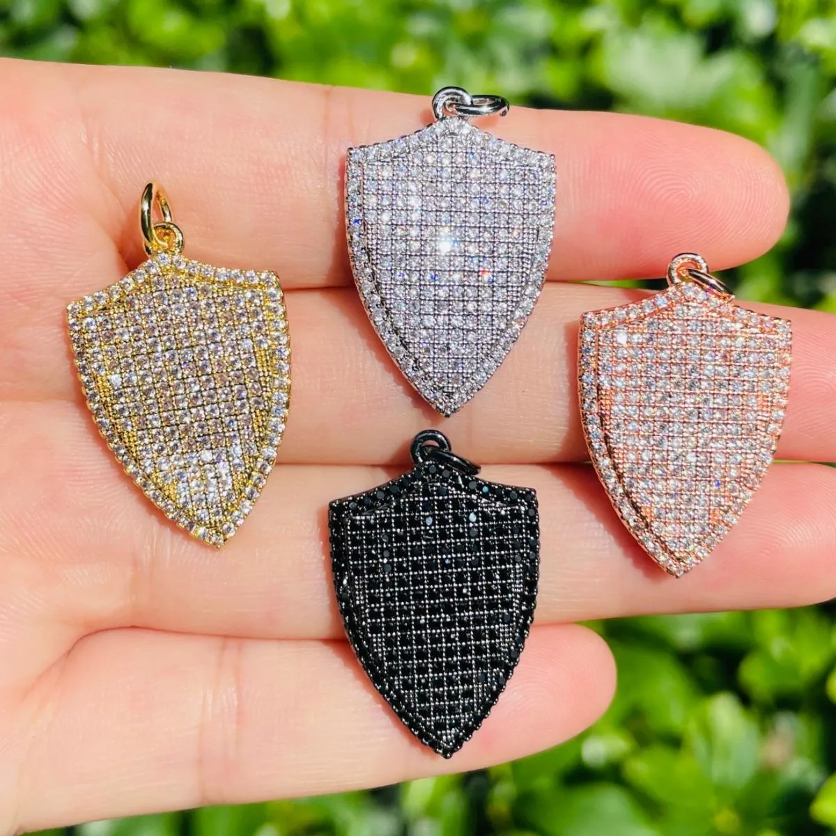 Andra 5st Zirconia Micro Pave Shield Pendants for Women Necklace Armband Making Gold Plated Charms för smyckesfynd Partihandel