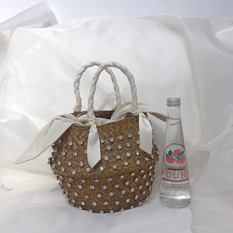 Kvällspåsar handgjorda sömnadssemester Crystal Woven Basket Diamond Tote Luxury Beach Resort Retro Handväska Bag Women Design Straw 230519