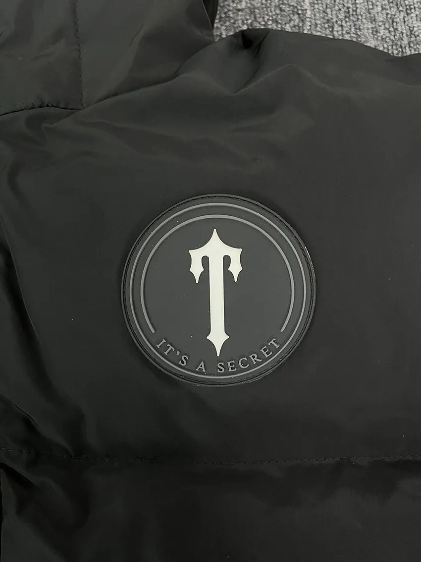 男性の黒い切断可能なフードエッター刺繍フーディー冬の暖かさのメンズコートトラプスタージャケット