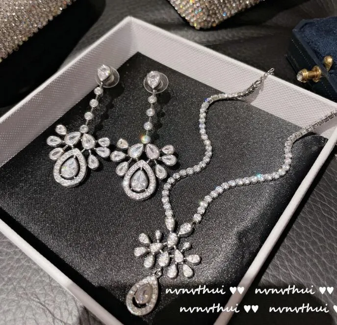 Uppsättningar Brilliant Drop Gemstone Halsband 18K Gold Crown Zircon Petal Earnings Armband Set for Women