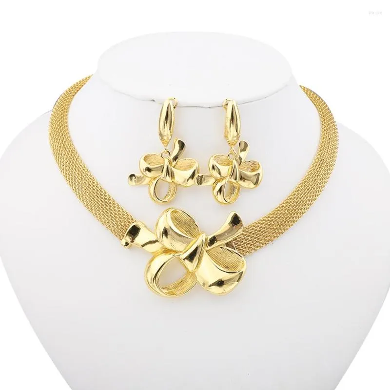 Brincos de colar Set Dubai Golden Flower Shape com jóias por atacado e revenda dos presentes de acessórios de casamento femininos de noiva