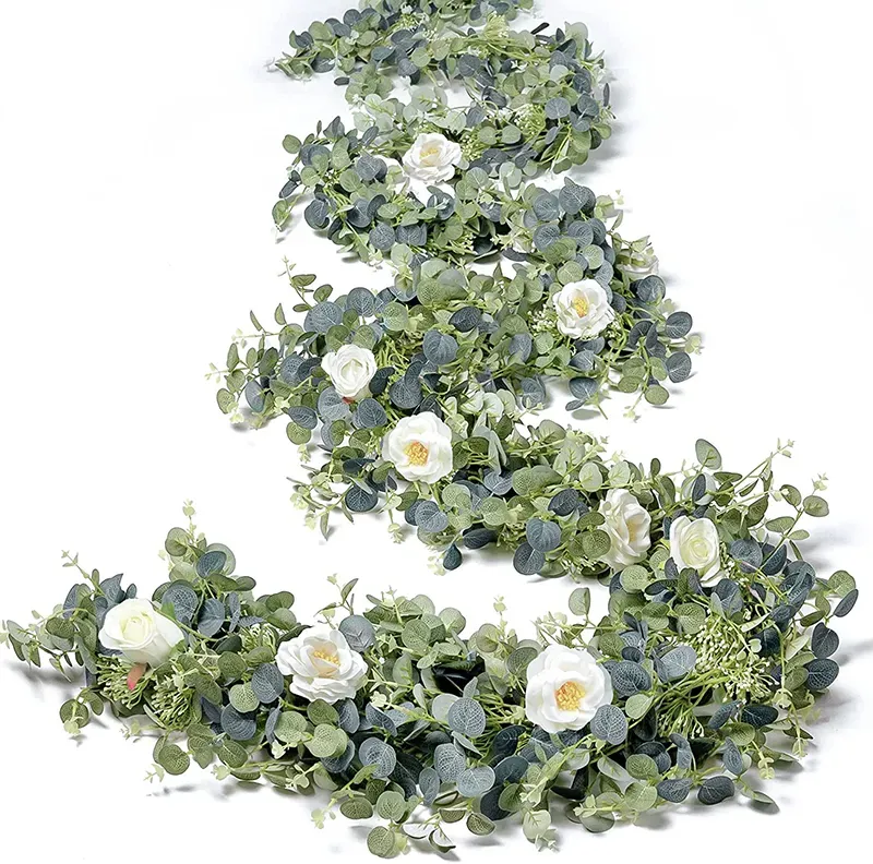 Guirlande de fleurs décoratives d'eucalyptus avec des vignes florales artificielles de rose blanche pour la décoration de porte de chemin de table de mariage intérieur extérieur