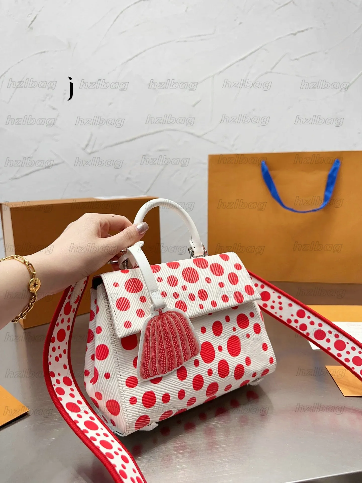 2023 Yayoi Kusama coleção Tote Bag YK Dots impressão Cluny Mini bolsa de ombro feminina de couro Bolsa de grife com aba branca vermelha preta bolsa de mão