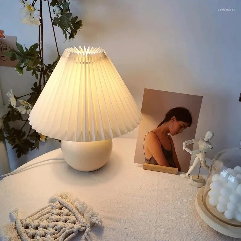 Lâmpadas de mesa Cerâmica Lâmpada plissada Bedroom Ins Girl Nórdica Câmara Criativa Retro Night Light