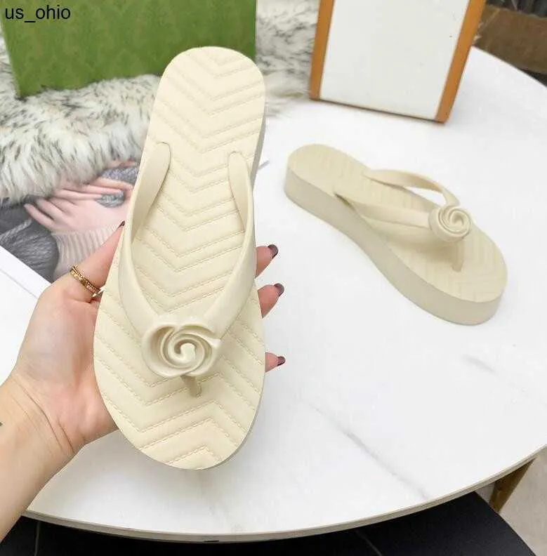 Slippers Women Summer Slippers sandals bench shoes lady Stylish casual flat flip flops thick bottom Versatile female soft sole leisure comfortable non slip sandals