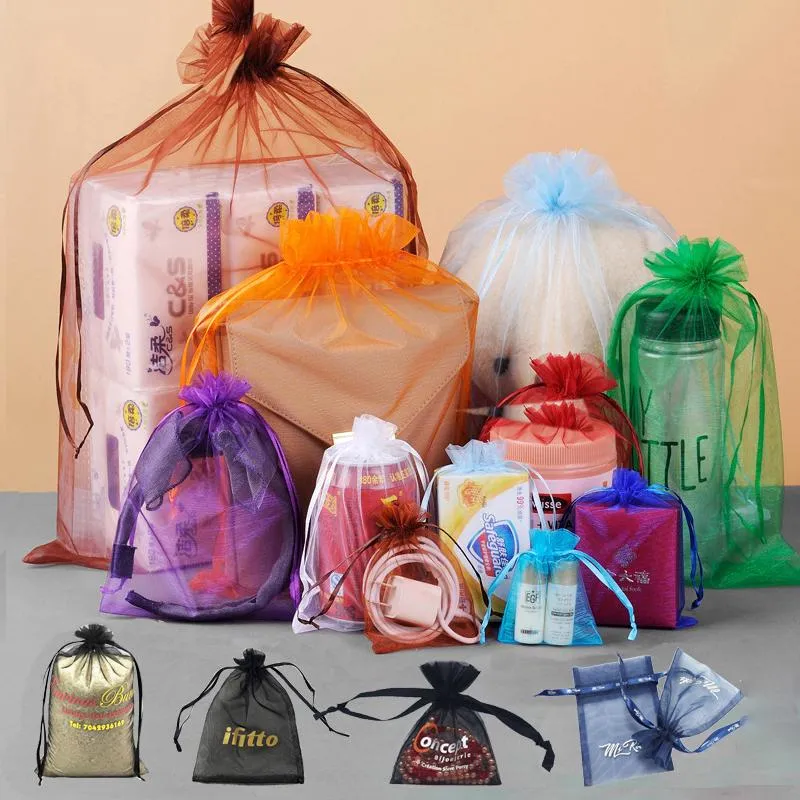 Bolsas 100pcs bolsas de organza personalizadas 7x9cm 30x40cm favor de la boda Bolsas de regalo de dulces Embalajes cosméticos personalizados