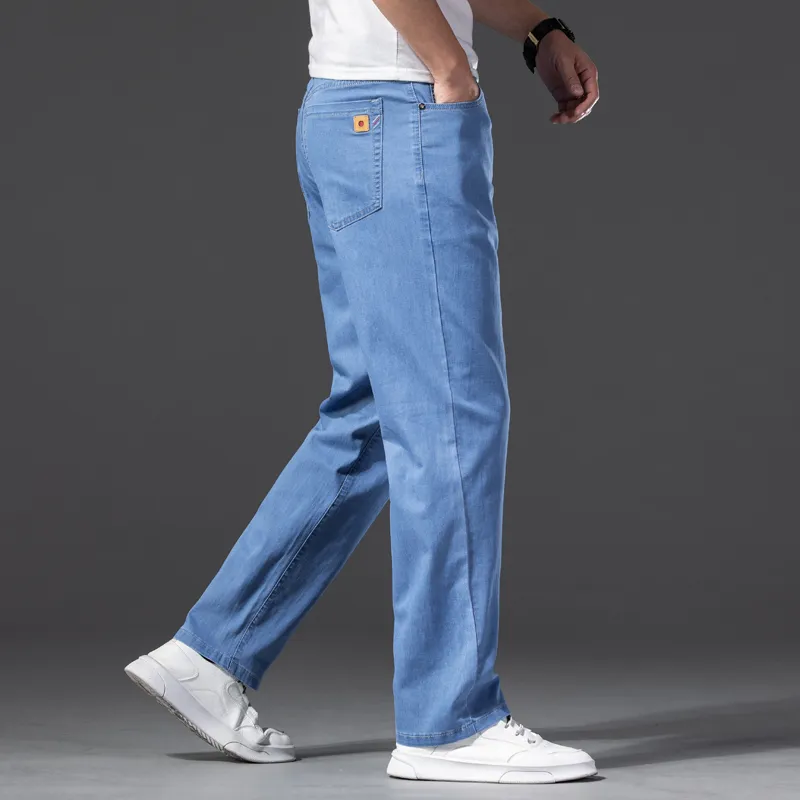 I pantaloni in denim molto aderenti hotsell