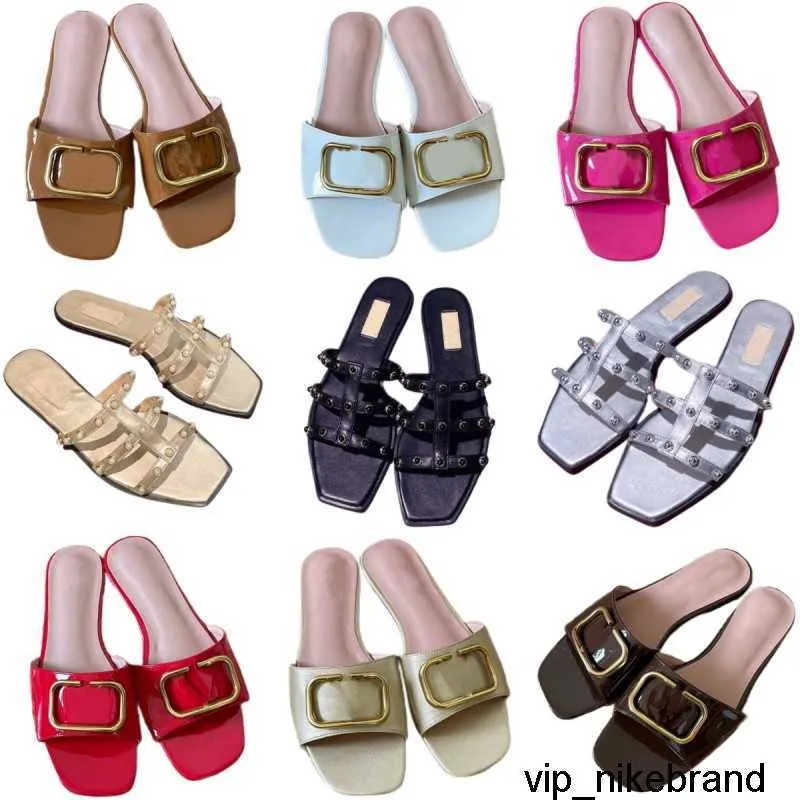 Zapatillas de remache de verano zapatos de playa de charol zapatos de diseñador de mujer de lujo sandalias antideslizantes diapositivas de letras de metal zapatos de marca clásica al aire libre zapatos de color sólido