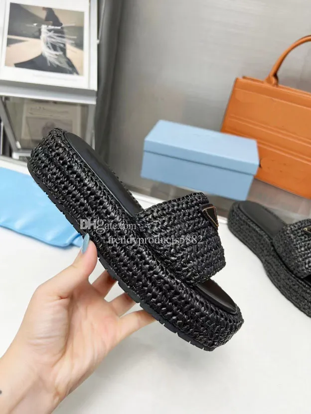 Designer Women's Woven Thick Sole Slippers Latest Direct Sale Inner Leather Beach Outdoor Shoes Women's Sizes 35-41