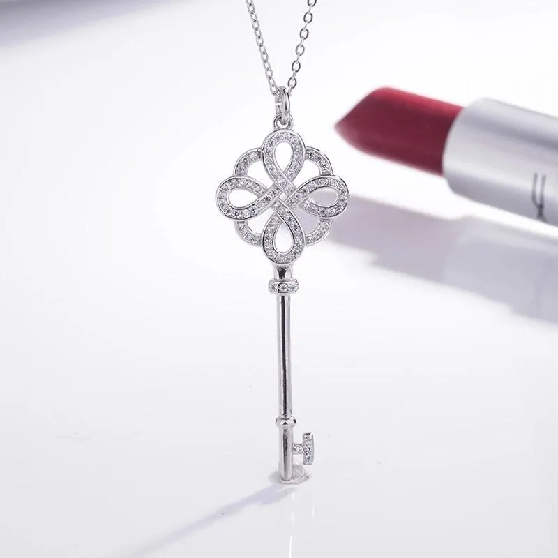 Collane Collana in argento sterling S925 con ciondolo chiave con nodo cinese Collana semplice da donna con diamanti pieni di moda elegante con catena per maglione chiave