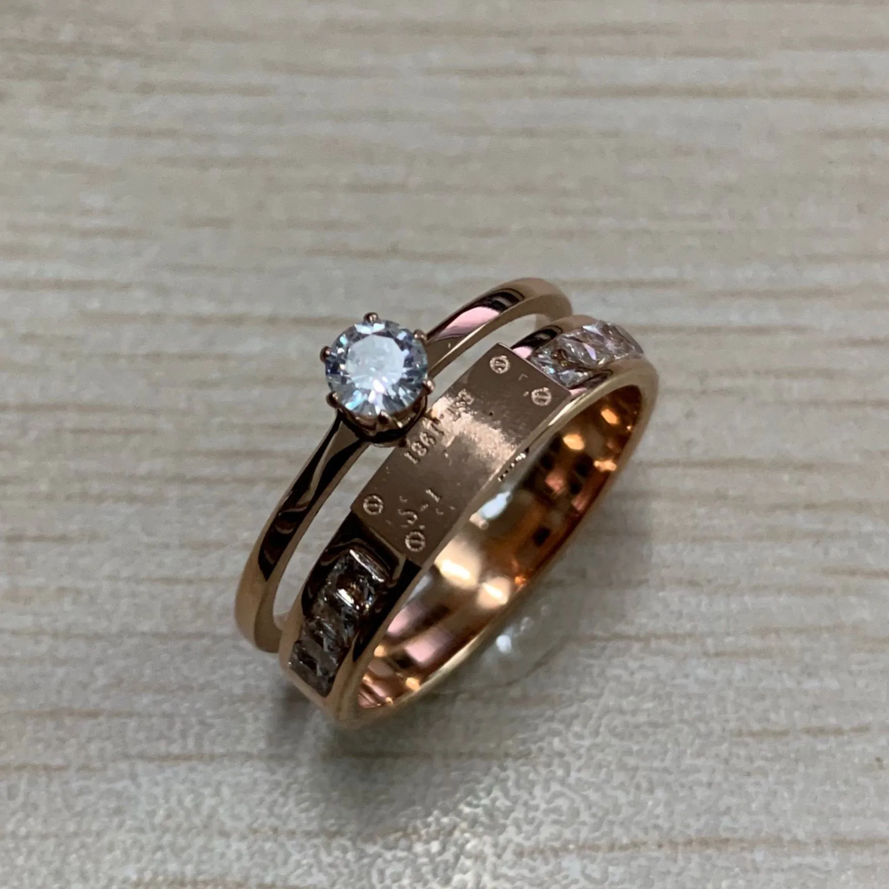 Luxuriöser Original-Logo-Designer-Diamant-M-Ring, extravaganter 18-Karat-Rosa-Roségold-316L-Edelstahl-Buchstabenring für Frauen, Hochzeitsschmuck, Damenparty-Geschenke, 6, 7, 8, 9