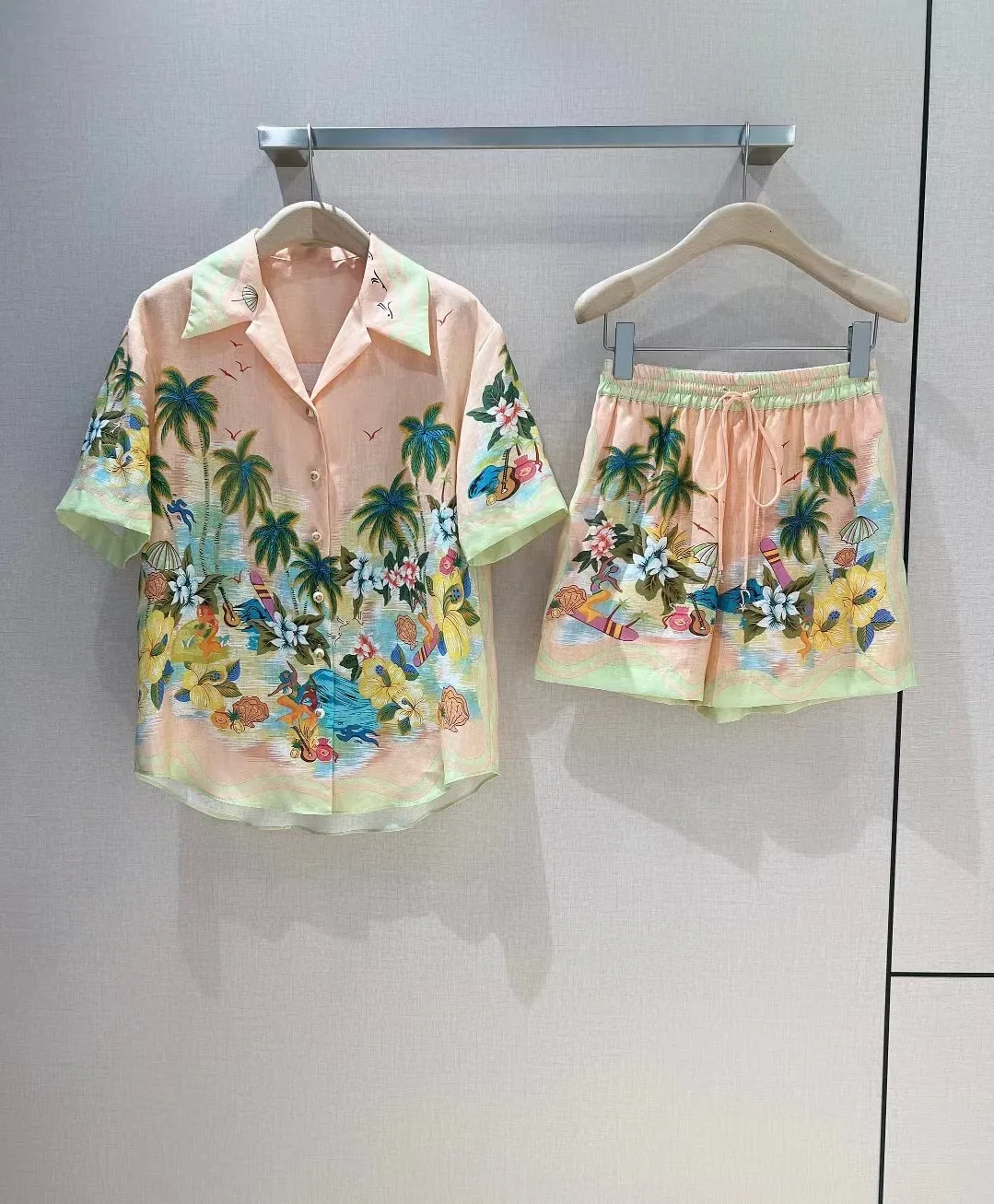 Kadınlar İki Parçalı Pantolon Yüksek Kaliteli Est 2023 Tasarımcı Pist Takımının Çiçek Baskı Kısa Kollu Bluz Mini Bel Elastik Şort Setleri 230520