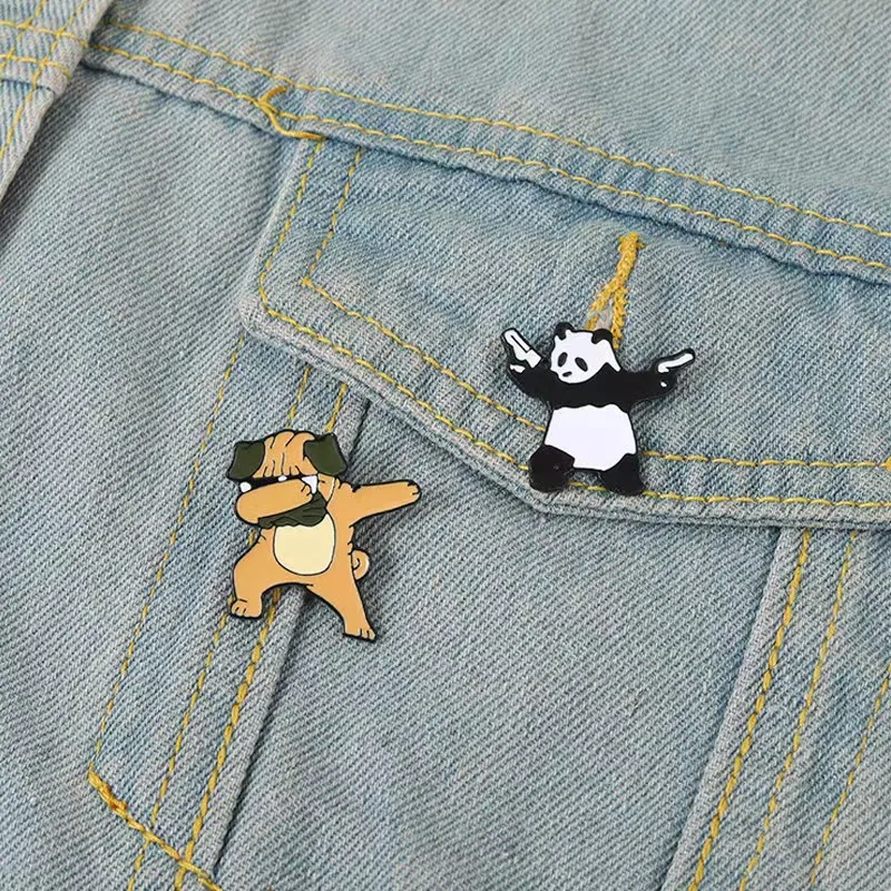 Fantastici occhiali da sole Cane Panda Spilla smaltata Cartone animato Posa Spille decorative in metallo Vestiti Spille divertenti Zaino Gioielli Regali per amico