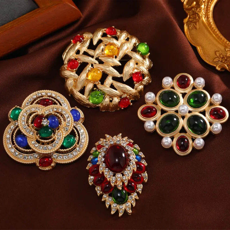 Mulheres vintage Broches de Crystal Crystal Broches Pins Retro Palácio Classic Trendy Jewelry Acessórios Design Design Pin de broche de cores douradas