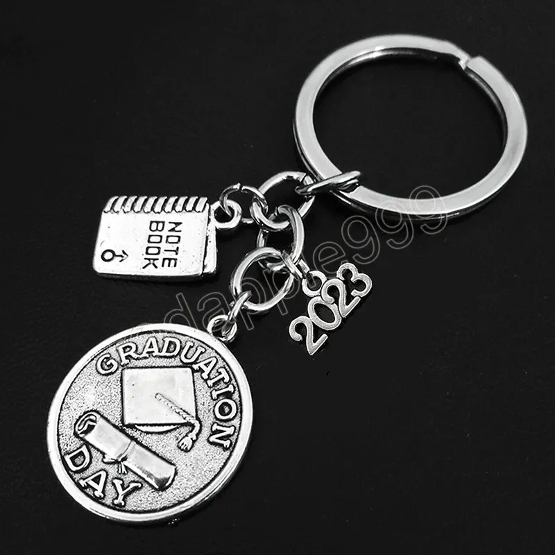 Klasa 2023 Ceremonia ukończenia ukończenia kluczy Personalizowanie certyfikatu absolwentów pamiątki Bachelor Hat Class Keyring Biżuteria