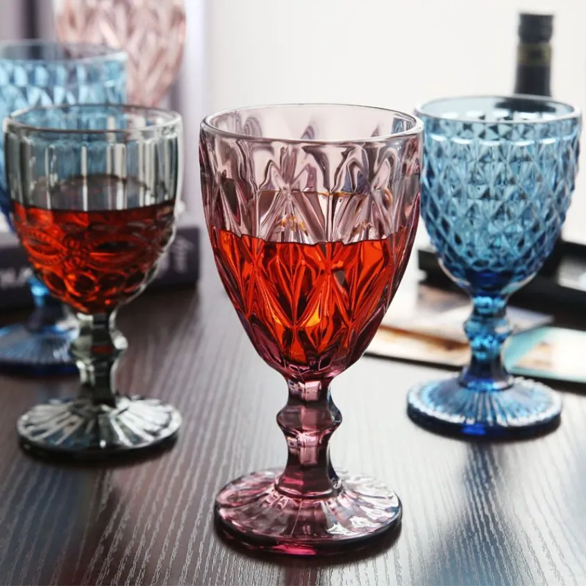 Verres à vin de 10 oz Gobelet en verre coloré avec tige 300 ml Motif vintage en relief Verres romantiques pour la fête de mariage FY5509