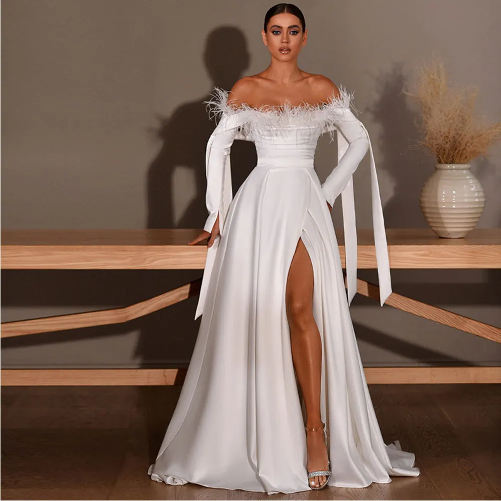 Abiti da sposa eleganti 2023 Scollo a barchetta Manica lunga Piuma Una linea Abiti da sposa Piega Papillon Cinturino Sexy Spacco alto Abiti da sposa