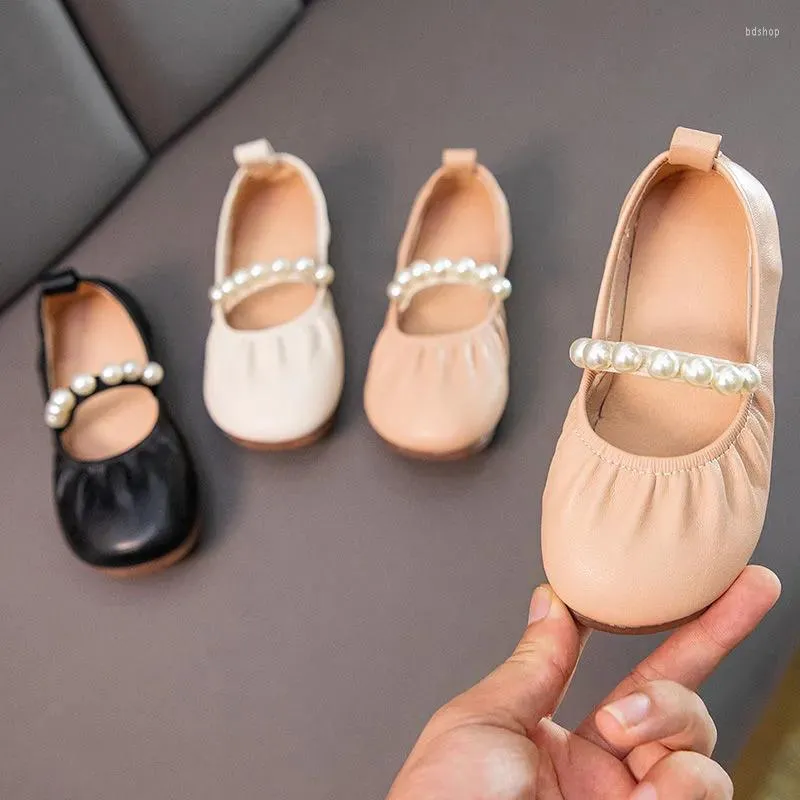 Atletische schoenen Kinderen Princess Spring 2023 Autumn Fashion Toddler Girls Pearls Slip-on Party Elegant Flats Kids Leer