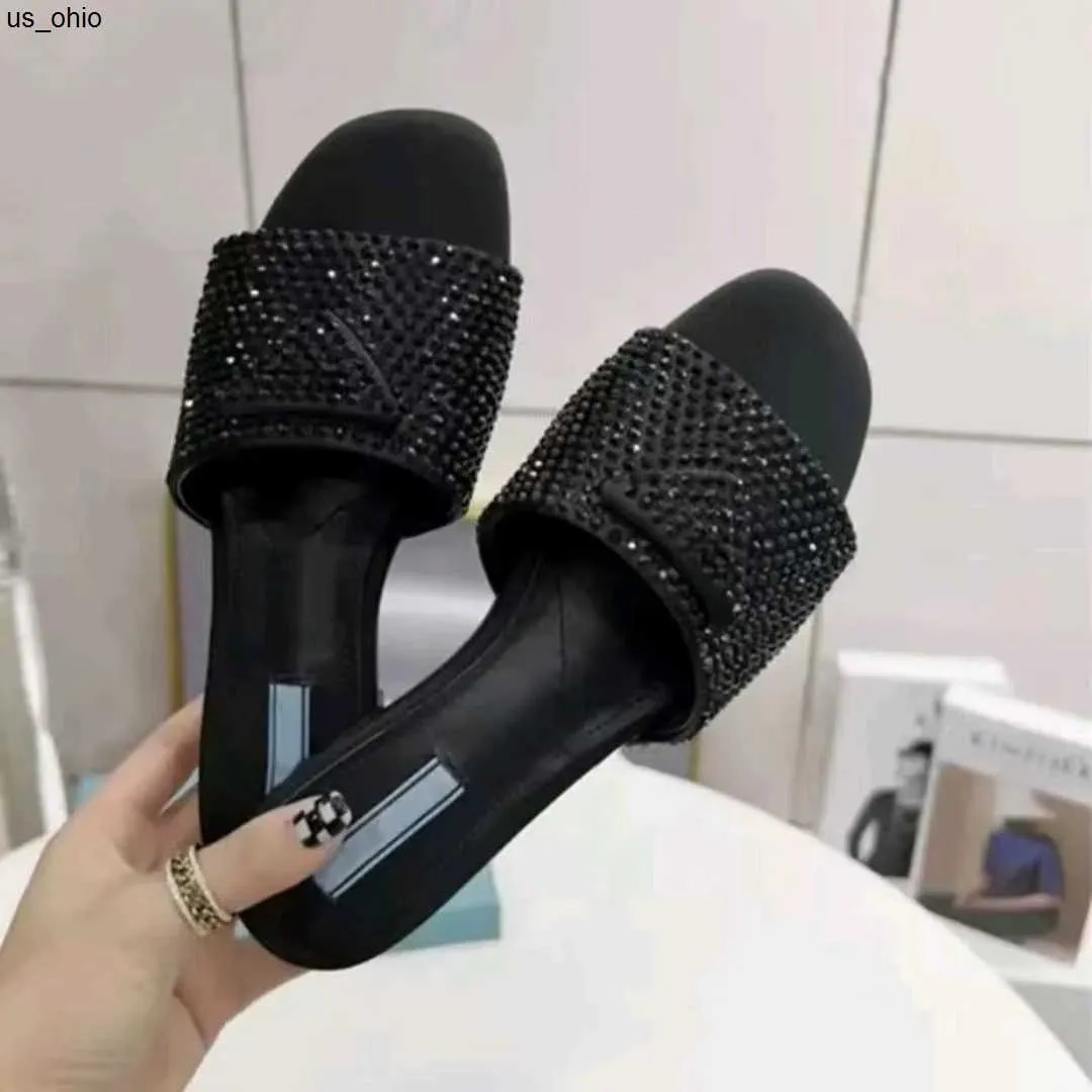 Sandals Triangle Rhinestone Slipon Sandals Designer Slides Women Slippers Luxury 2023 Summer Slide Ladies Beach Sexy Chunky Heels Classic P Sandal Low Heel Slipper