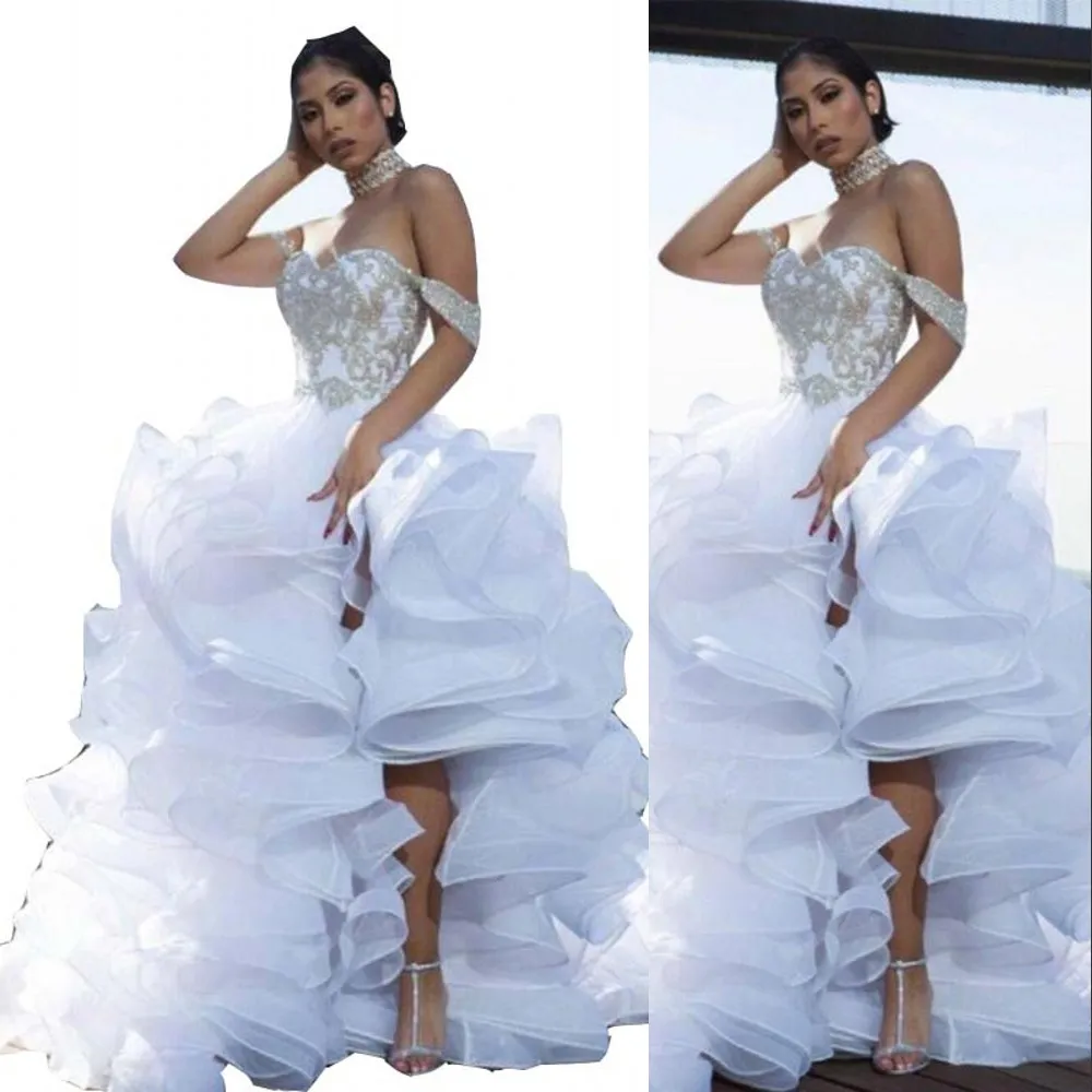 2023 Luxury A Line Wedding Dresses Sexig Split High Low Off the Shoulder Silver Pärlor Organza Tiered Ruffles Brudklänningar Chapel Train Plus Size Vestido de Noiva