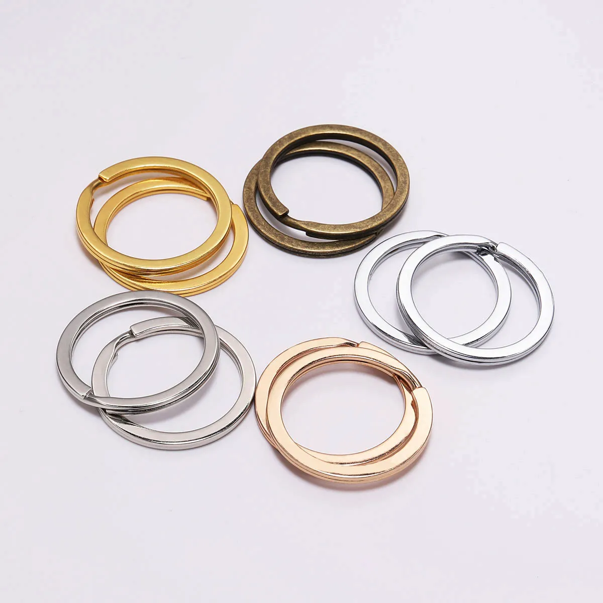 10 -stcs/lot 25/28/30 mm metalen goudkleur plat ronde sleutelhangersleutelring voor doe -het -zelf sleutelhanger sieraden maken bevindingen accessoires