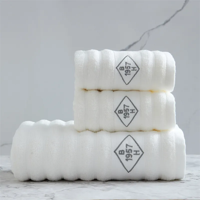 Ensemble de serviettes en coton à longues fibres Serviette de bain de qualité A Serviette de visage Broderie haut de gamme Serviette de salle de bain pour hôtel