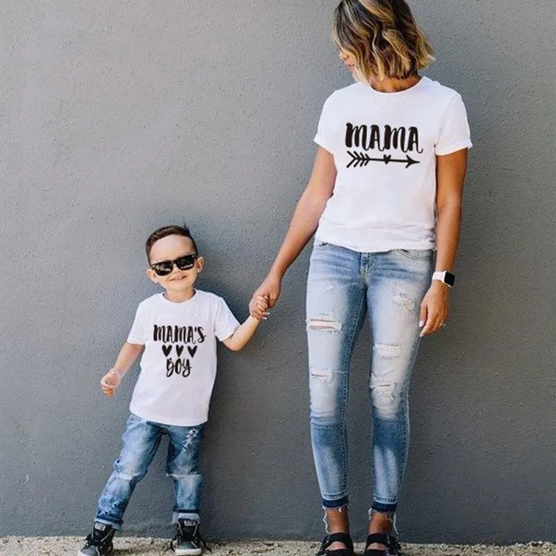 Familjsmatchande kläder Fashion Family Matching Short T -shirt Mamma och tjej Son Letters Mama Boys Clothes T Shirt Litte Baby Kids Outfits Look Tops 230522